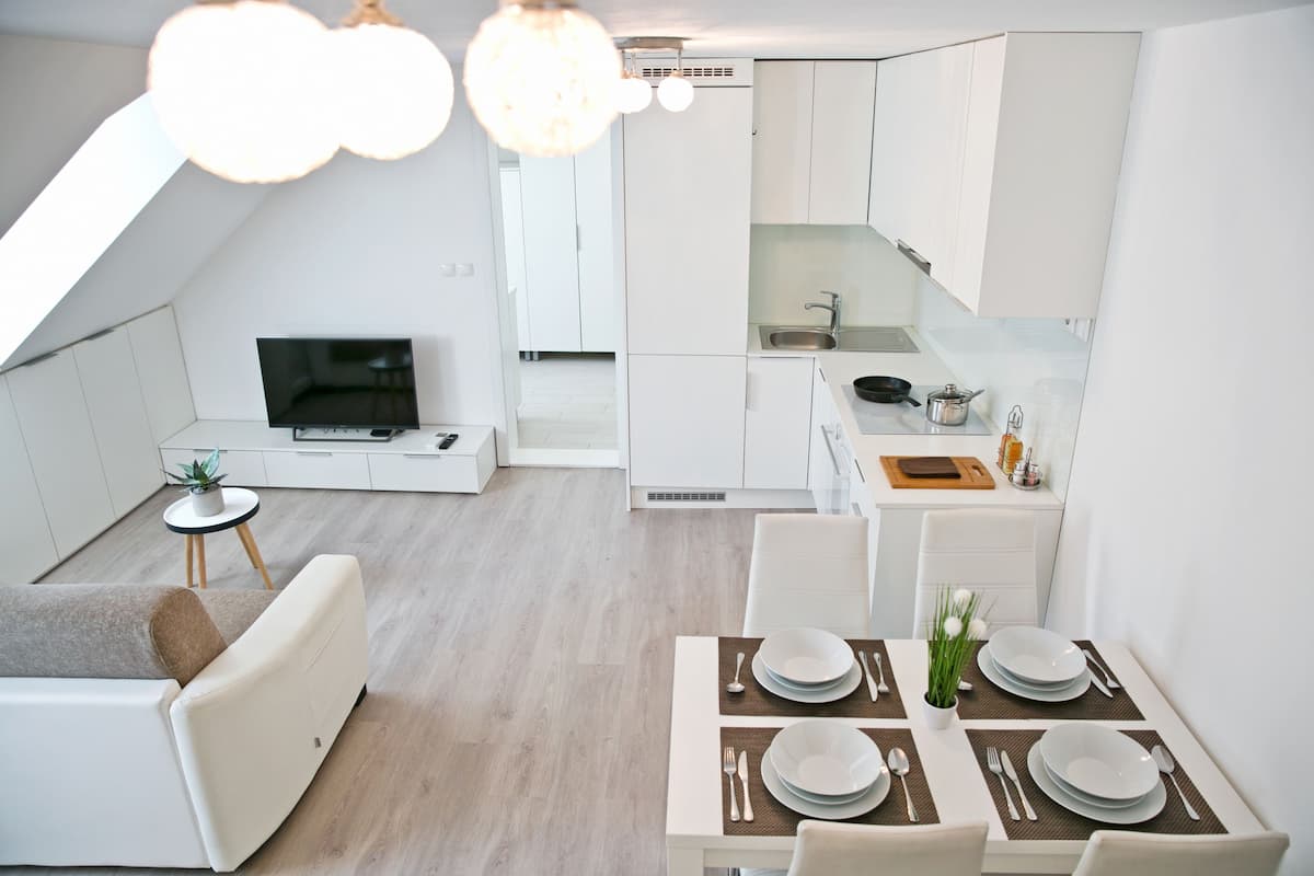Eine moderne Wohnung mit Essbereich, Küche und Wohnbereich.