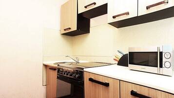 Apartment | Eigene Küche | Kühlschrank, Mikrowelle, Herdplatte, Wasserkocher mit Kaffee-/Teezubehör