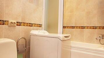 Apartment | Badezimmer | Duschwanne, kostenlose Toilettenartikel, Haartrockner, Hausschuhe