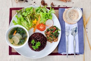 Petit déjeuner buffet (200 THB par personne)