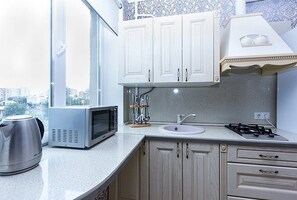 Departamento, 1 habitación | Cocina privada | Refrigerador, microondas, parrilla de estufa y cafetera y tetera 