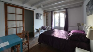 A bedroom with a bed, a desk, and a chair. - Etxe Arrosa (Saint-Martin-d'Arrossa)