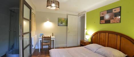 Chambre classique double (Détente) | Décor unique, ameublement unique, bureau, fer et planche à repasser