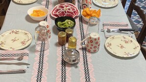 A dining table set with plates, cutlery, and various food items. - Etxe Arrosa (Saint-Martin-d'Arrossa)