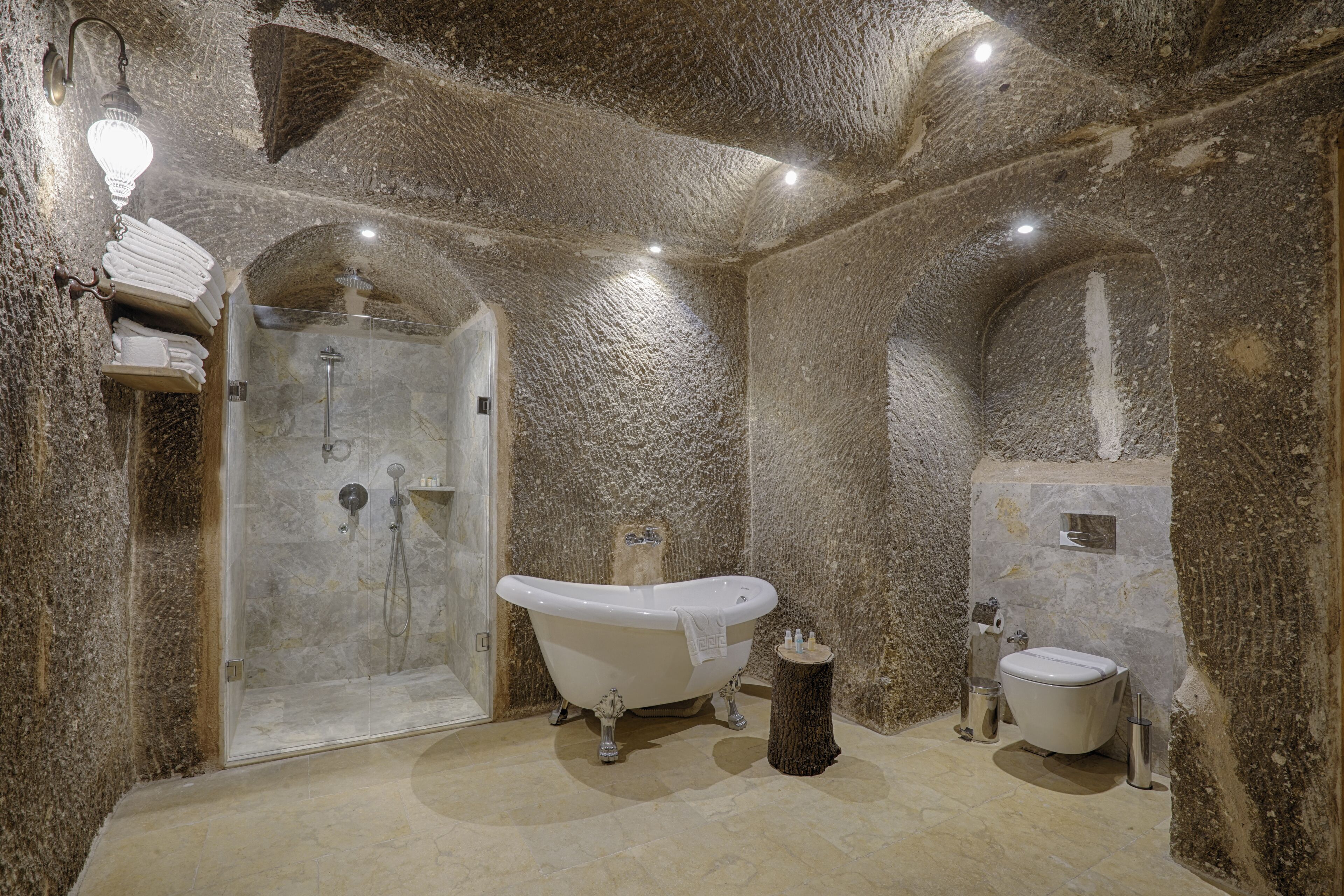 family suite, non smoking, valley view | bathroom | free toiletries, hair dryer, slippers, towels