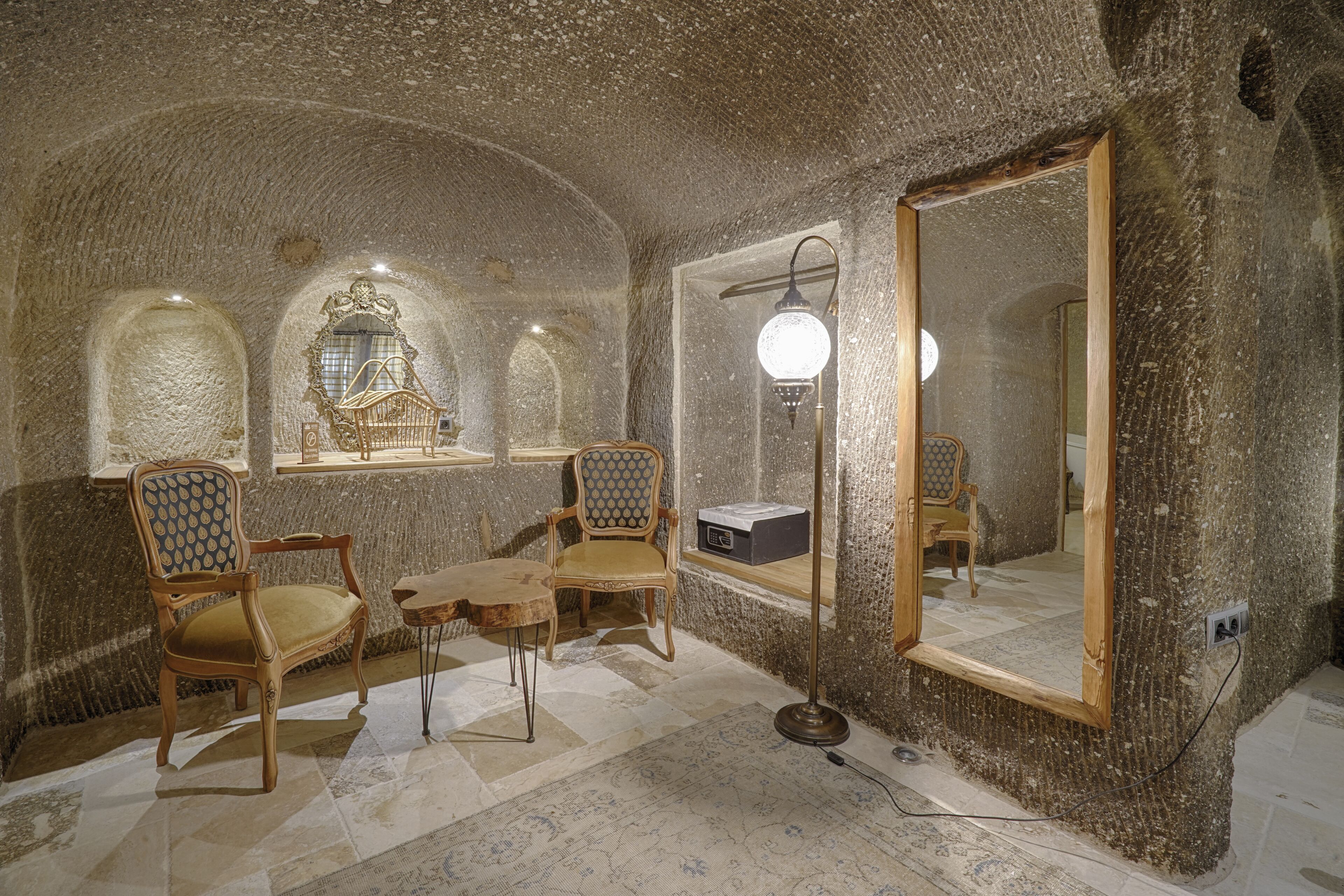 deluxe room, non smoking | 1 bedroom, premium bedding, minibar, in-room safe