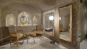 Deluxe Room, Non Smoking | Premium bedding, minibar, in-room safe, individually decorated