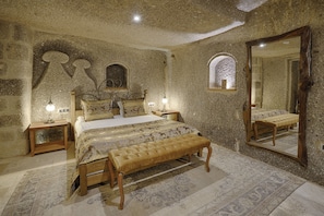 Deluxe Room, Non Smoking | Premium bedding, minibar, in-room safe, individually decorated