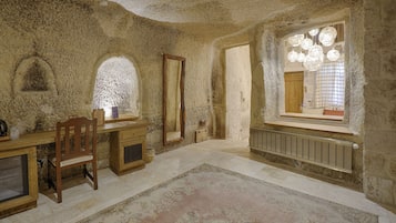 Family Suite, Non Smoking, Valley View | Ropa de cama de alta calidad y minibar