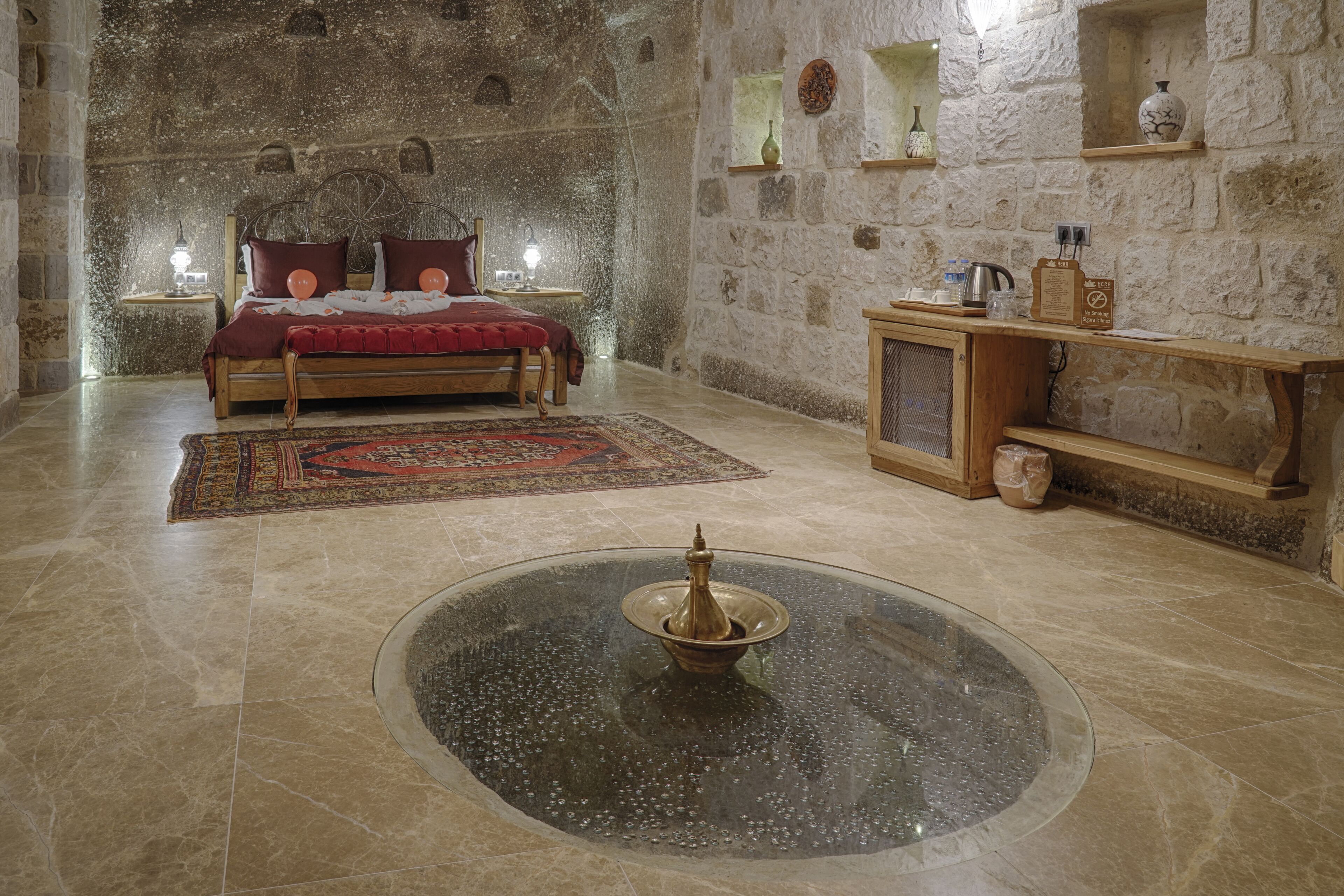 Honeymoon Cave Suite Room | Literie de qualité supérieure, minibar, coffres-forts dans les chambres