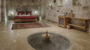 Honeymoon Cave Suite Room | Literie de qualité supérieure, minibar, coffres-forts dans les chambres