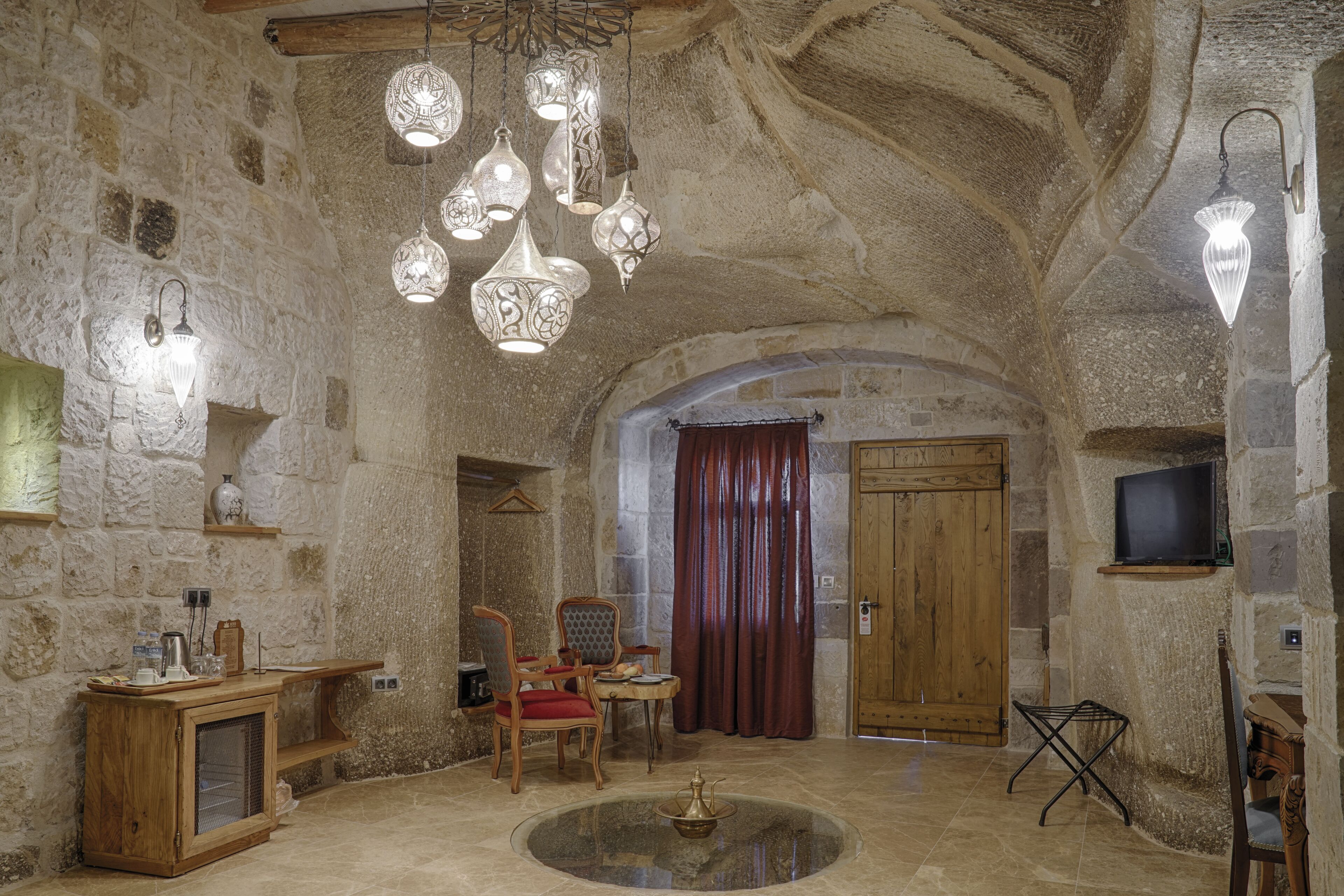 honeymoon cave suite room | living area | flat-screen tv