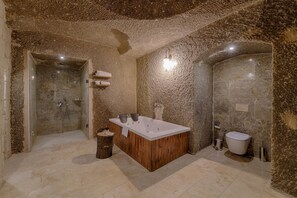 Honeymoon Cave Suite Room | Bathroom | Free toiletries, hair dryer, slippers, towels - Hera Cave Suites (Nevsehir)