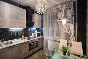 俱乐部公寓式客房, 1 间卧室 (24 Kievskaya str., Moscow) | 私人厨房 | 大冰箱、微波炉、茶具/咖啡用具