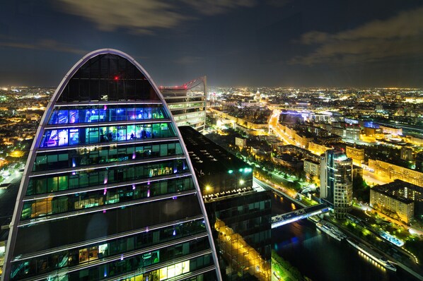 精品公寓, 2 间卧室, 可进入俱乐部酒廊, 行政层 (Presnenskaya Naberezhnaya, 8, bld. 1) | 高档床上用品、熨斗/熨衣板、免费 WiFi