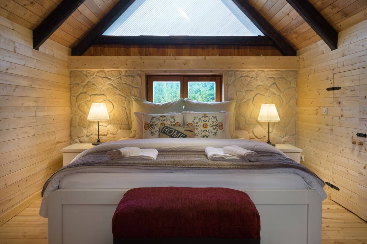 Luxury Chalet, 2 Bedrooms, Pool Access, Mountain View
