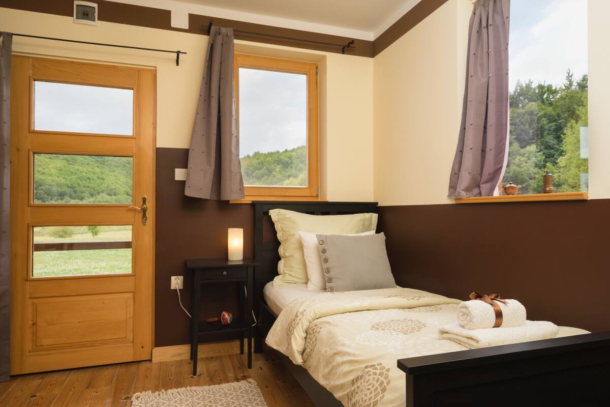 Luxury Single Room, 1 Single Bed, Private Bathroom, Mountain View (Ponderosa)