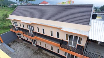 Un edificio de varios pisos con techo plano y balcones.