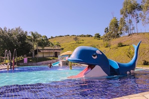 A swimming pool with a large whale sculpture in the foreground. - Chiminelli Hotel Fazenda e Eventos (Cachoeiras de Macacu)