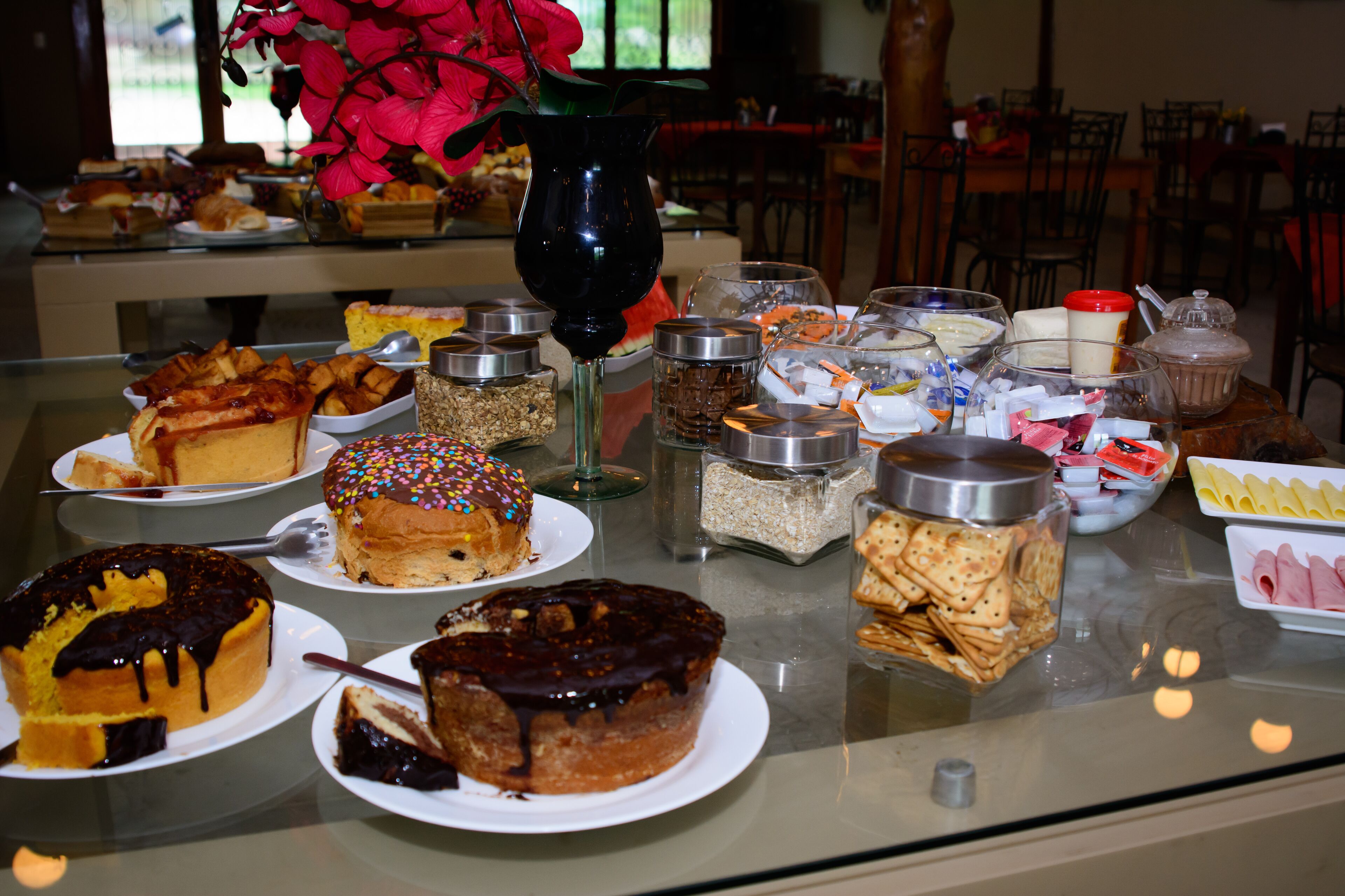 Melayani makan siang dan makan malam 