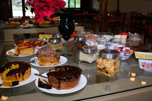 Lunch and dinner served