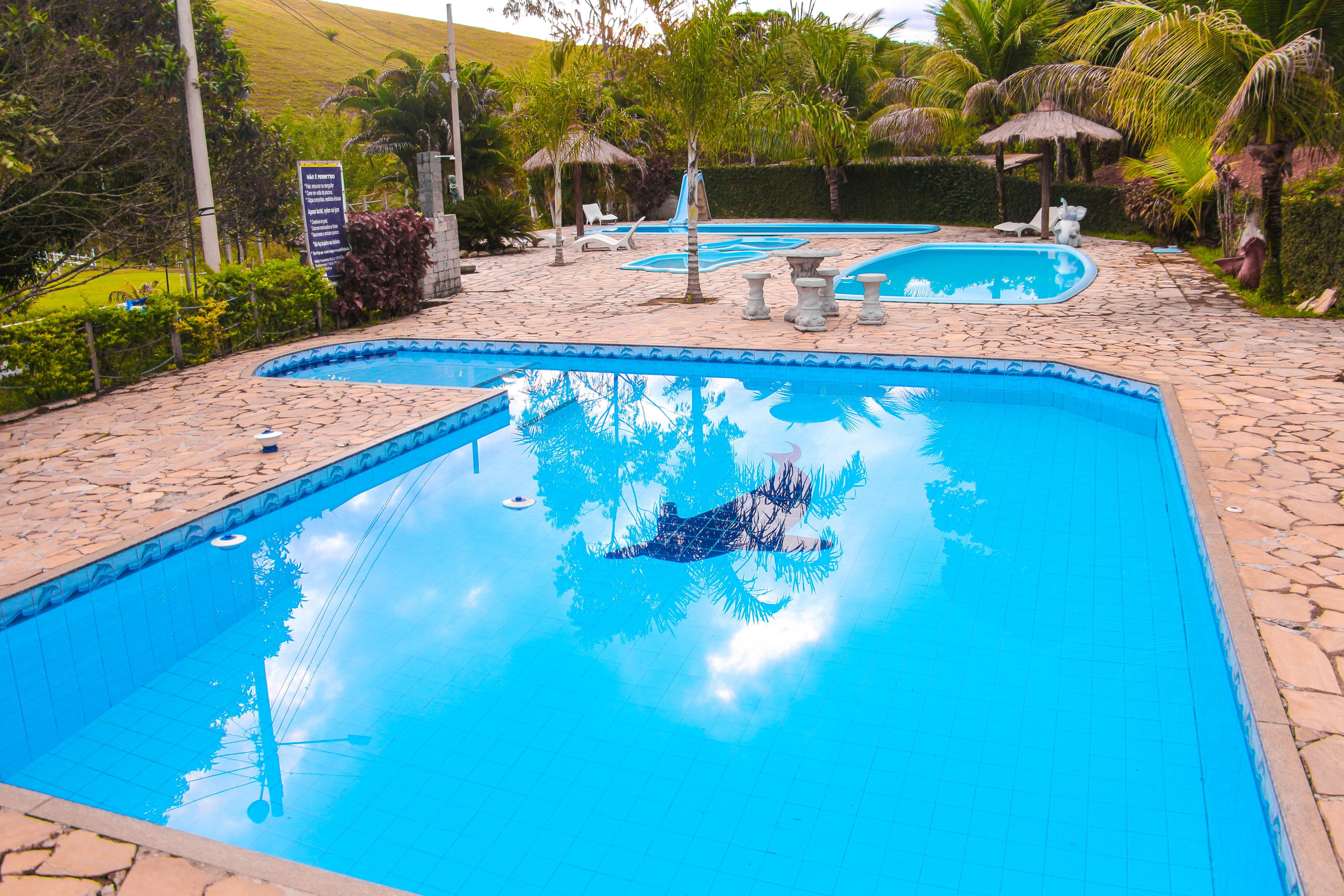 6 piscines extérieures, parasols de plage, chaises longues