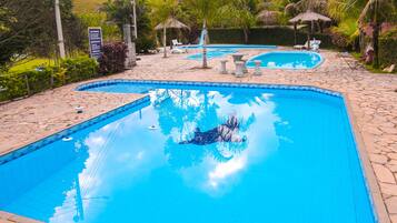 6 piscines extérieures, parasols de plage, chaises longues