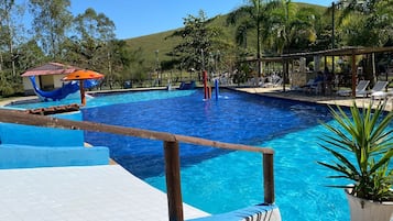 6 piscines extérieures, parasols de plage, chaises longues