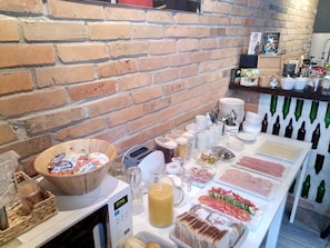 Montaje de bufé con diversos alimentos, utensilios y salsas.