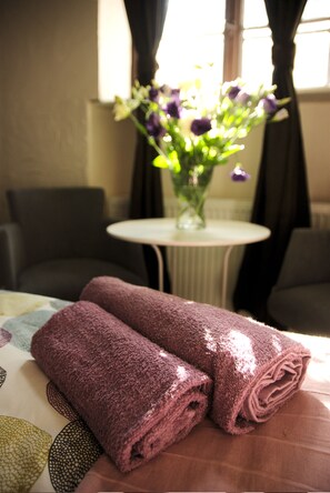 Desk, free WiFi, bed sheets - Rosemary's B&B (Poznan)