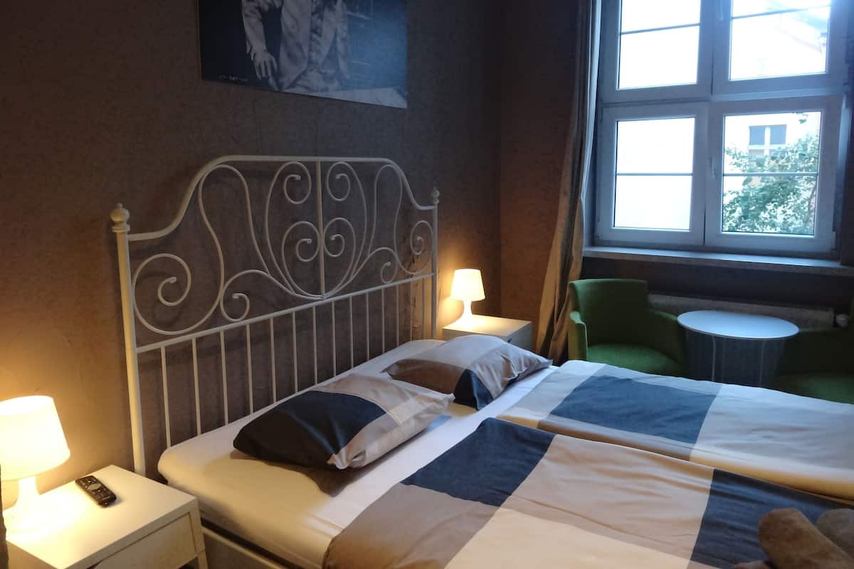Escritorio, wifi gratis y ropa de cama