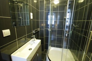 Standard Double Room, 1 Double Bed, Private Bathroom, City View | Bathroom | Hydromassage showerhead, hair dryer, towels - Rosemary's B&B (Poznan)