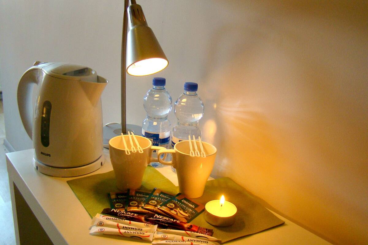 Escritorio, wifi gratis y ropa de cama