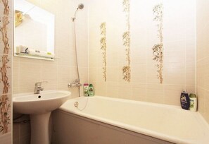 Departamento | Baño | Tina con regadera, amenidades de baño gratuitas, secadora de cabello 