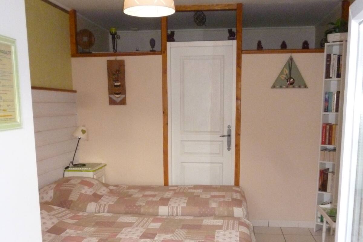Camera con 2 letti singoli (Chambre Zen) | Con stile personalizzato, con arredamento individuale, una scrivania