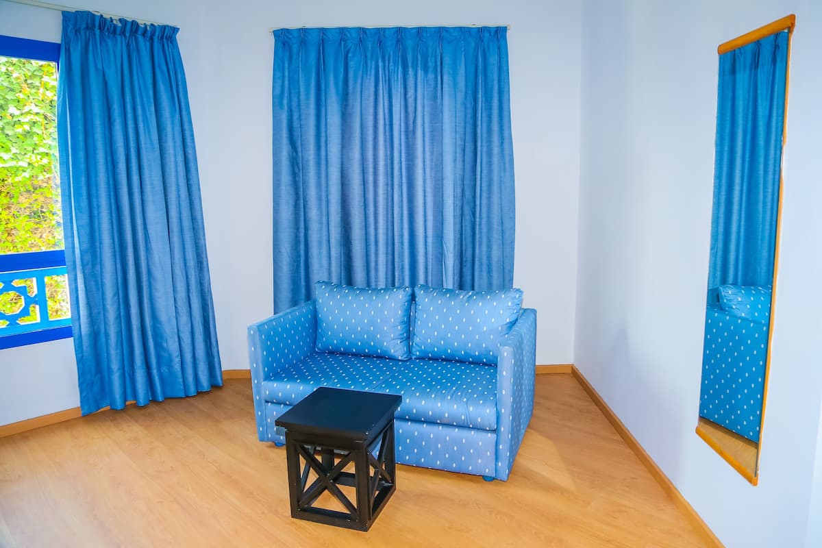Chambre Double Standard, vue piscine | Coffres-forts dans les chambres, bureau, fer et planche à repasser