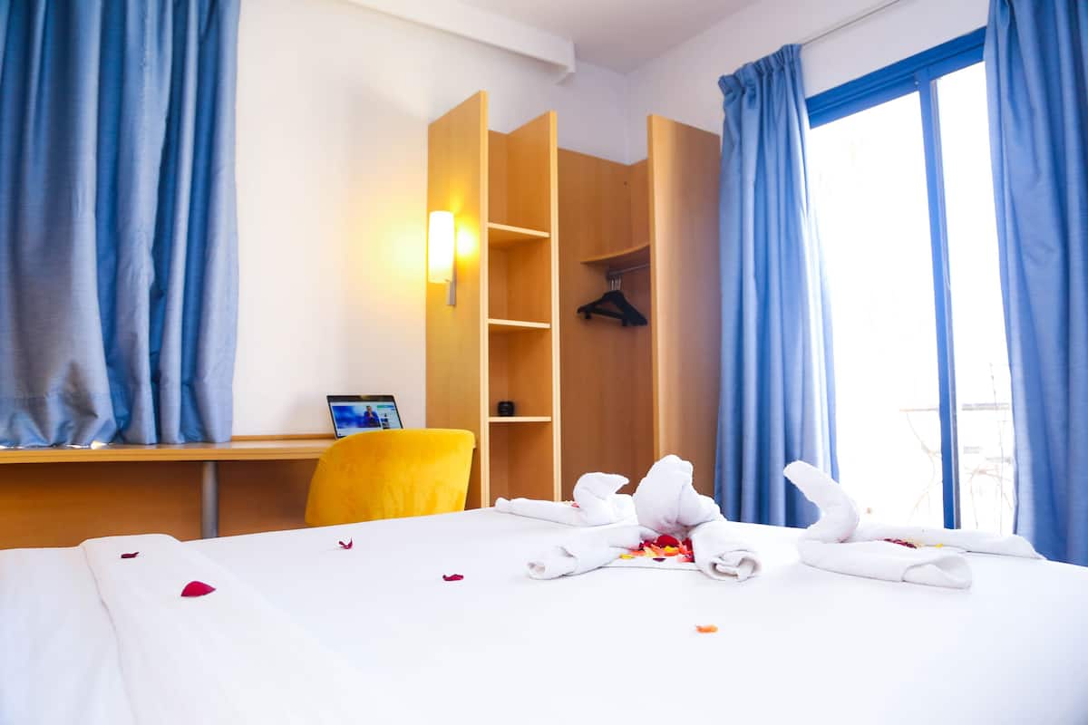 Chambre Double Standard pour 1 personne | Coffres-forts dans les chambres, bureau, fer et planche à repasser
