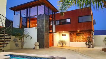 Tina de hidromasaje al aire libre