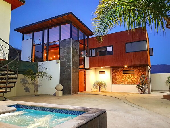 Tina de hidromasaje al aire libre