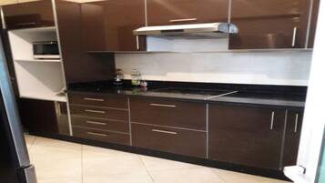 Deluxe-Apartment, 2 Schlafzimmer | Eigene KĂŒche | KĂŒhlschrank, Mikrowelle, Ofen, Herdplatte