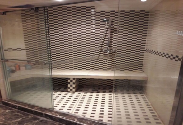 Deluxe Apartment, 2 Bedrooms | Bathroom shower