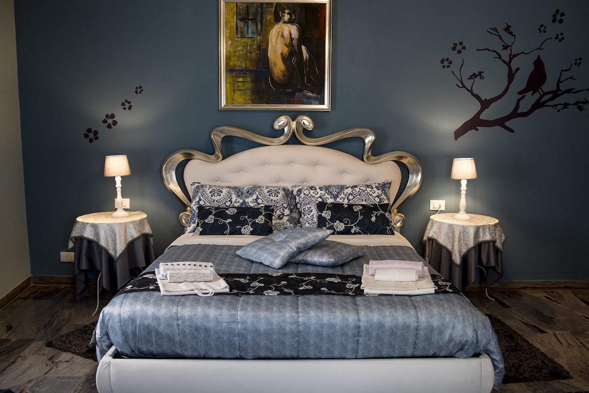 Vierpersoonskamer, 1 slaapkamer, balkon | Luxe beddengoed, een kluis op de kamer, een bureau, gratis babybedden