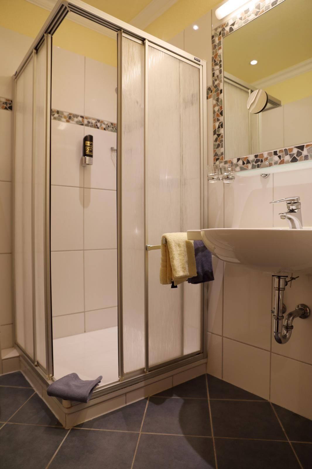 comfort double room | bathroom | shower, free toiletries, towels