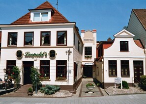 En toetagers bygning med et skilt for Leopold's i stueetagen.
