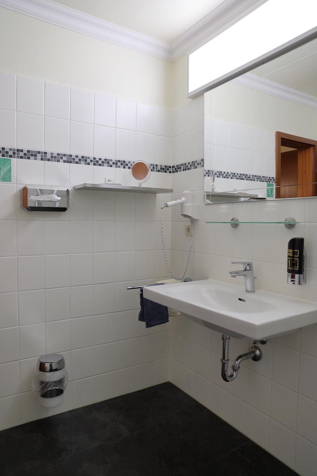 grand double room | bathroom | shower, free toiletries, towels