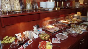 A buffet with various food items and condiments. - Hotel Soldwisch (Lübeck)