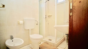 Apartamento básico, 1 quarto, vista para o mar, de frente para o mar | Banheiro | Chuveiro, secador de cabelo, toalhas de banho