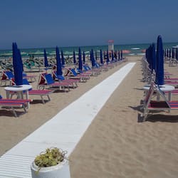 Spiaggia privata, sabbia bianca, lettini da mare, ombrelloni