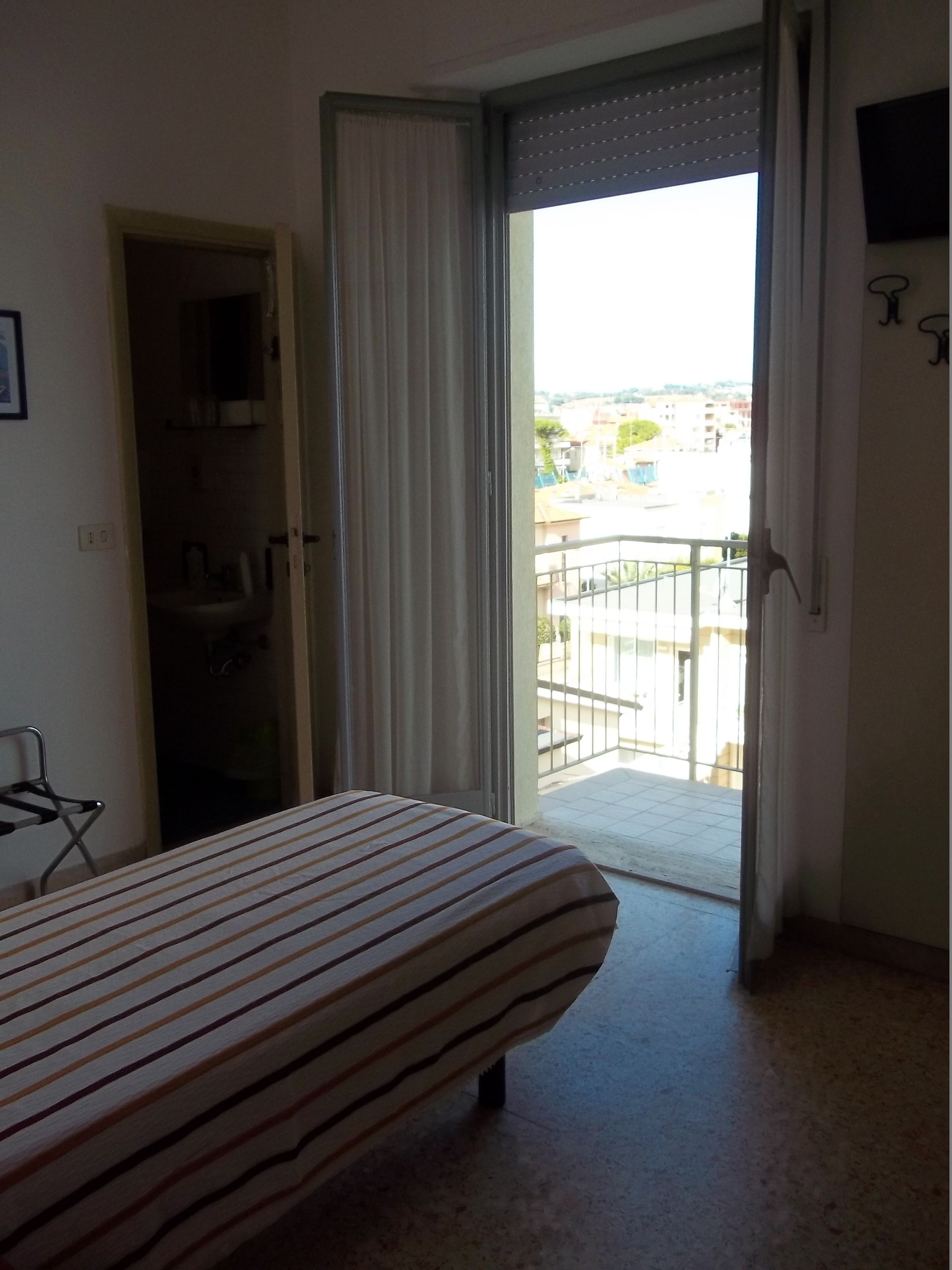 single room, balcony | in-room safe, desk, free wifi, bed sheets