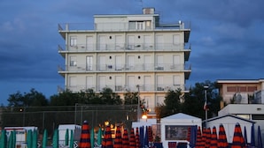 Un edificio de varios pisos con balcones y techo plano.